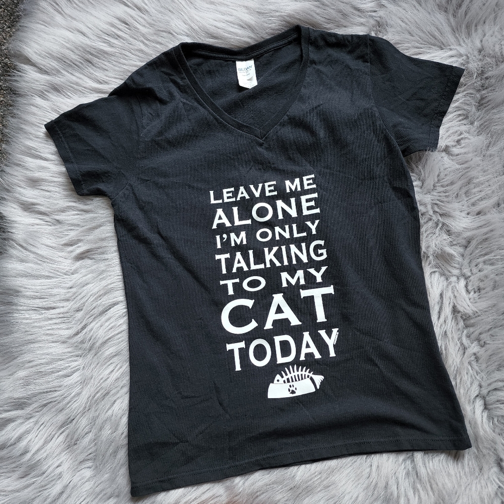 Gildan Leave me alone I'm only talking to my cat today graphic v-neck t-…